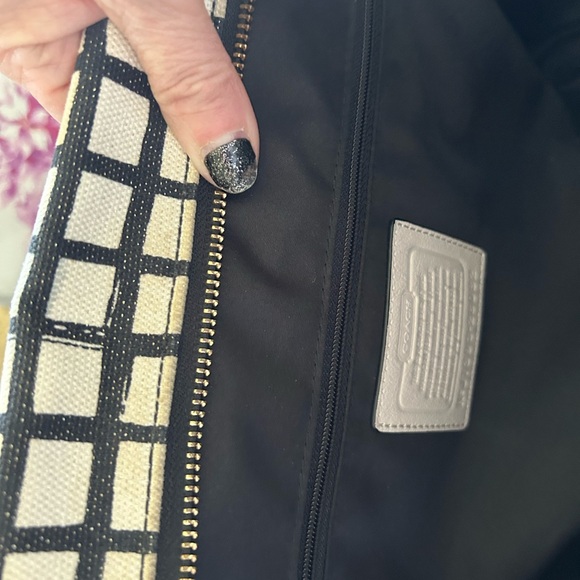 Excellent Used Condition Blk and cream Coach Satchell handbag - Picture 14 of 15